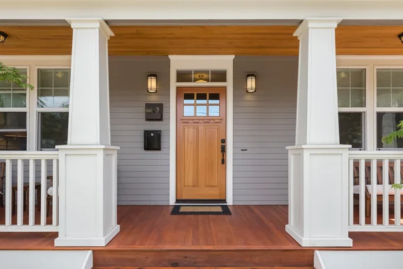 Veranda mit Holzboden und Holztür